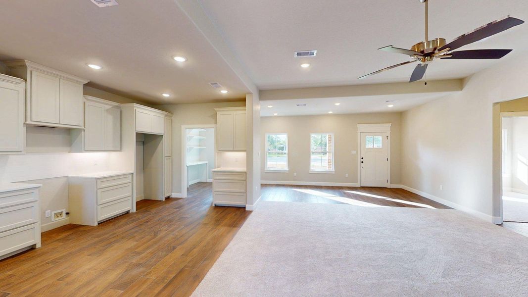 Spacious, unfurnished interior of a new home in , Lake Jackson (Image 23).