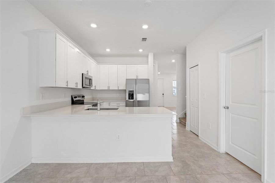 Furnished interior view inside a new home in Lake Wilson Reserve, Kissimmee (Image 9). Furnished interior view inside a new home in Lake Wilson Reserve, Kissimmee (Image 9).