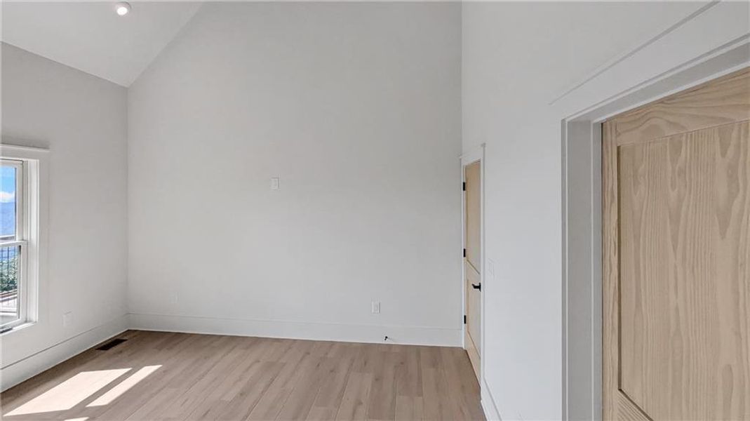 Spacious, unfurnished interior of a new home in , Jasper (Image 29).