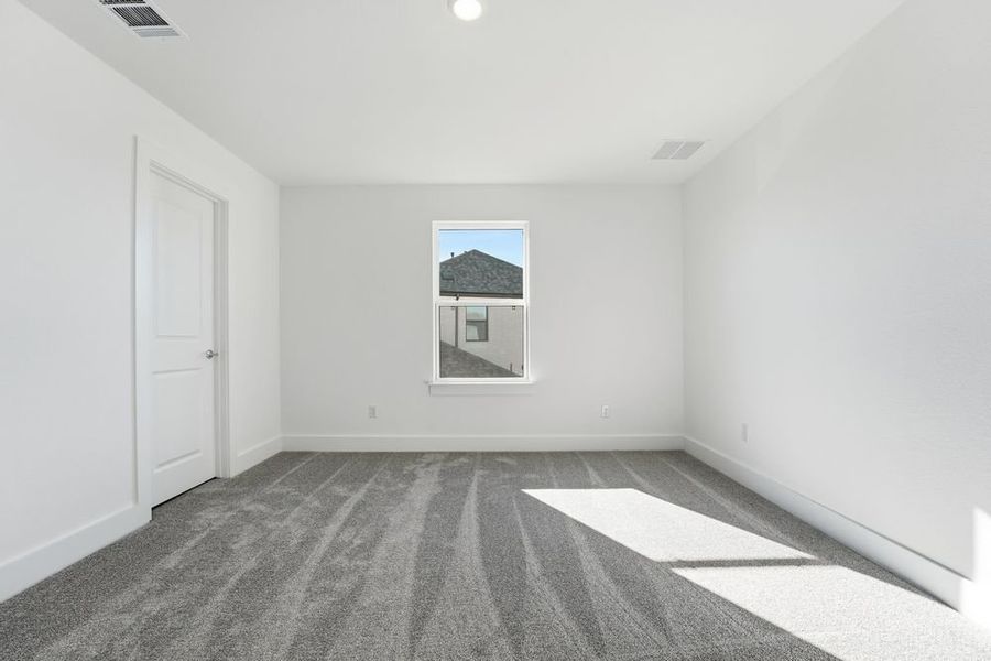 Spacious, unfurnished interior of a new home in Santa Rita Ranch, Liberty Hill (Image 16).