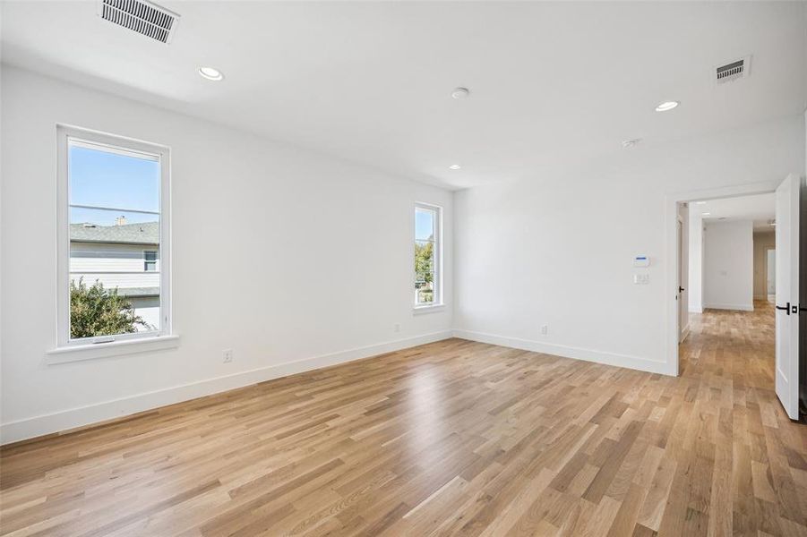 Spacious, unfurnished interior of a new home in , Dallas (Image 31).