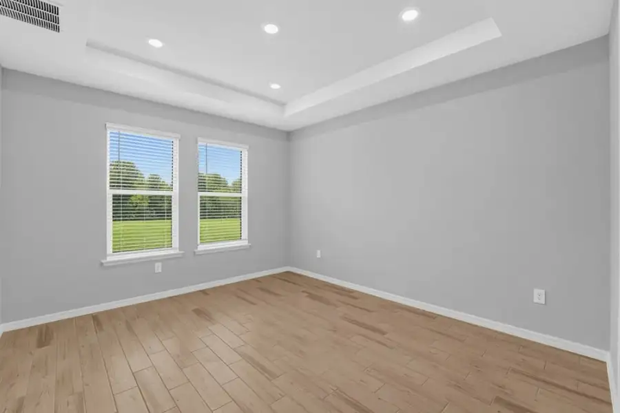 Spacious, unfurnished interior of a new home in Lochside, Mount Dora (Image 10).