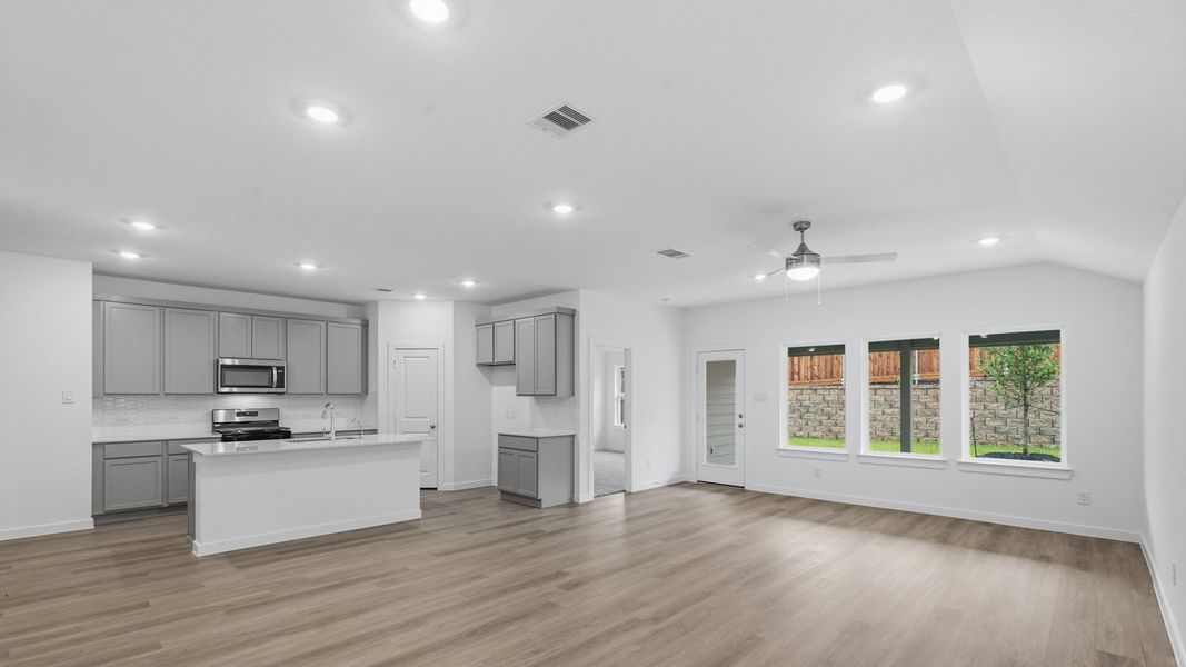 Spacious, unfurnished interior of a new home in Silverthorne, Conroe (Image 21). Spacious, unfurnished interior of a new home in Silverthorne, Conroe (Image 21).
