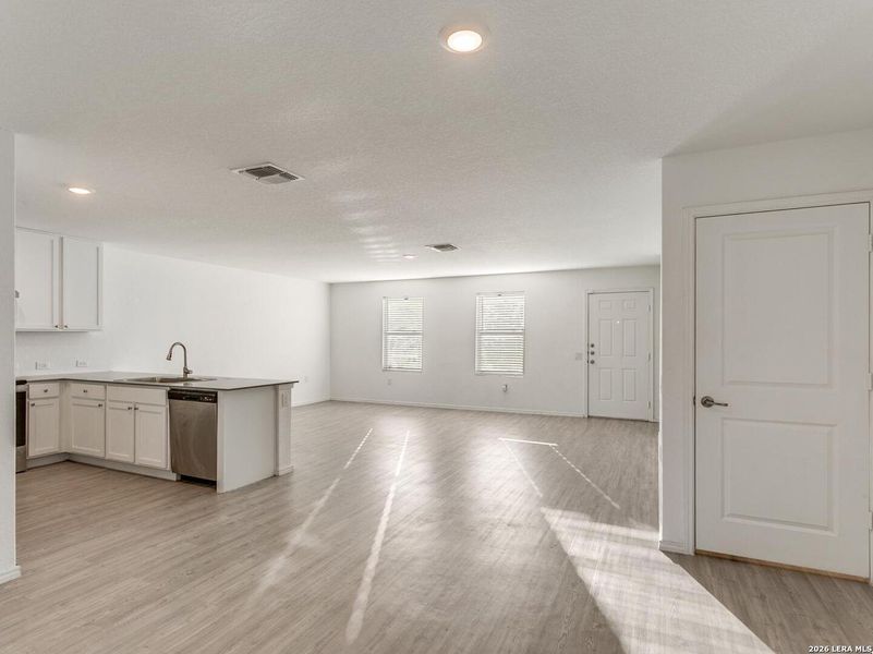 Spacious, unfurnished interior of a new home in Mission del Lago, San Antonio (Image 20). Spacious, unfurnished interior of a new home in Mission del Lago, San Antonio (Image 20).