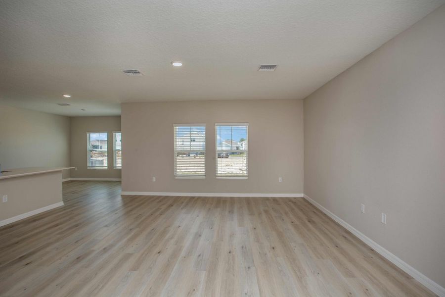 Spacious, unfurnished interior of a new home in Villa Mar, Winter Haven (Image 13).