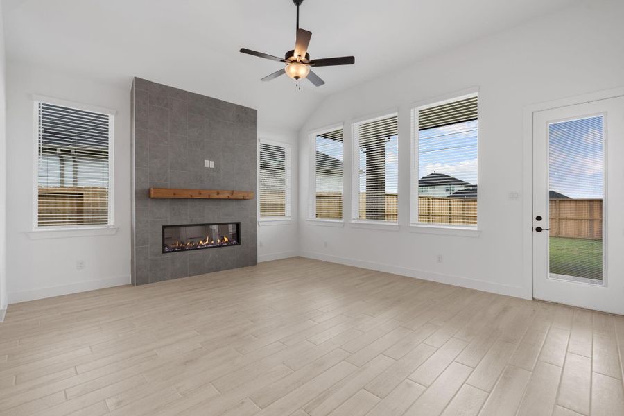 Spacious, unfurnished interior of a new home in Riceland, Mont Belvieu (Image 19).