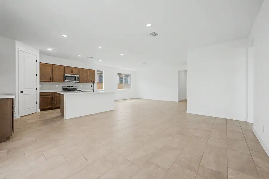 Spacious, unfurnished interior of a new home in Bella Vista Farms, San Tan Valley (Image 8).