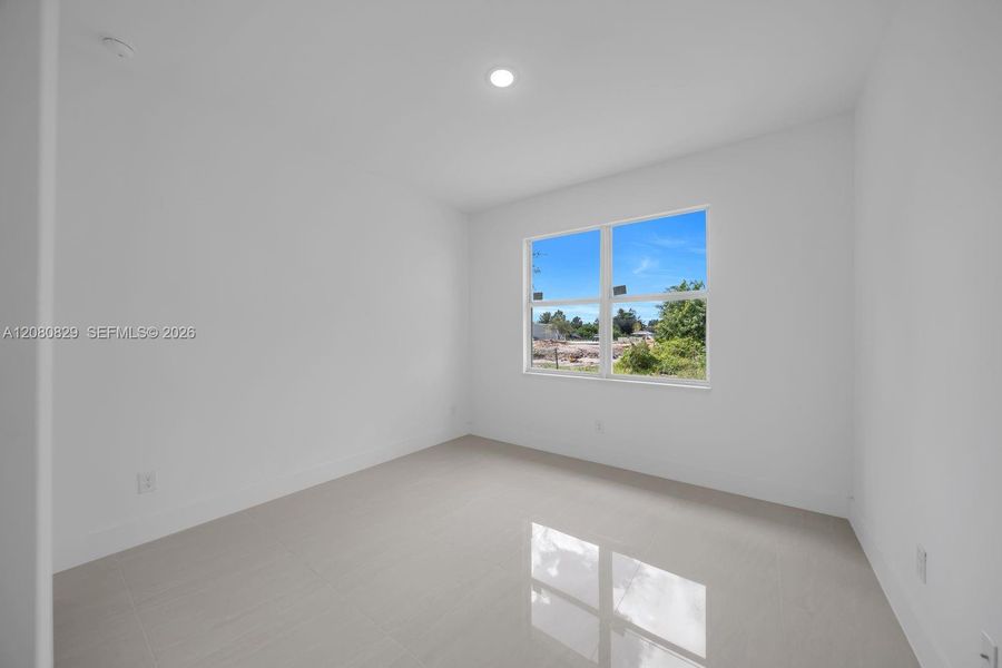 Spacious, unfurnished interior of a new home in , Lehigh Acres (Image 17).