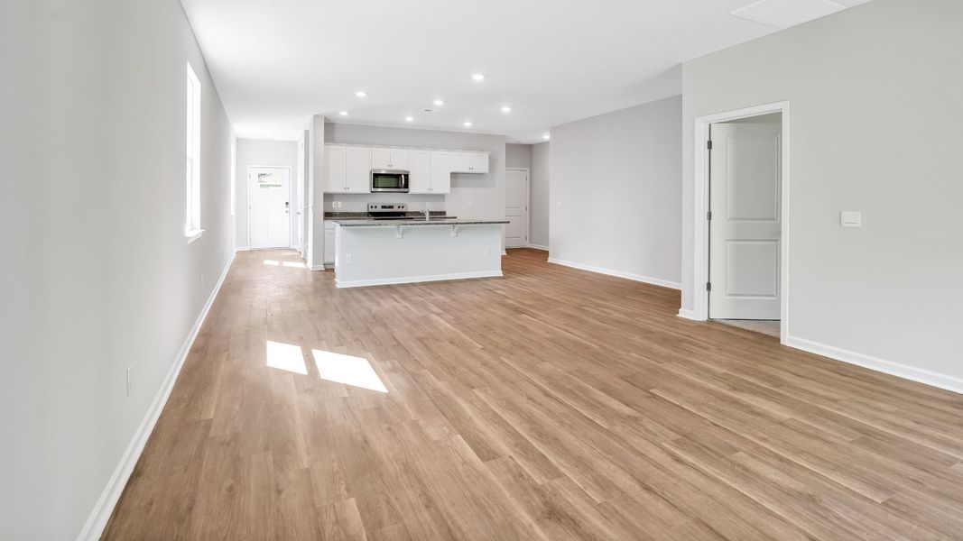 Spacious, unfurnished interior of a new home in Vineyard Trail, Jacksonville (Image 13).