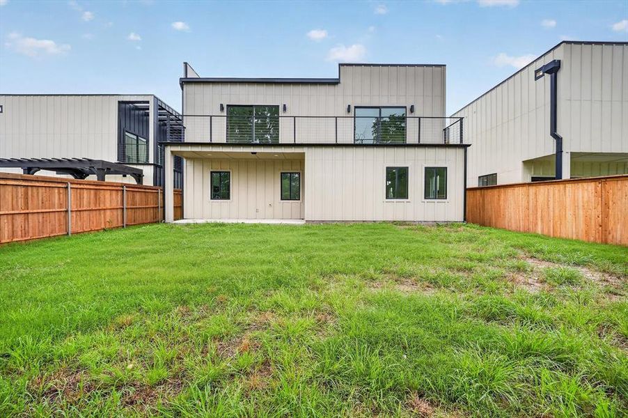 Exterior details and patio area of a home in , Irving (Image 20).