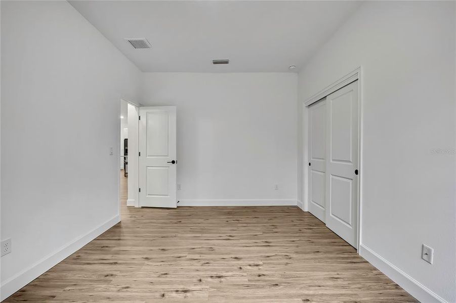Spacious, unfurnished interior of a new home in , Weeki Wachee (Image 60).