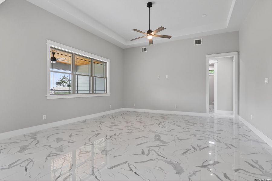 Spacious, unfurnished interior of a new home in , Bandera (Image 24).