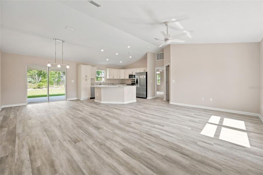 Spacious, unfurnished interior of a new home in , Citrus Springs (Image 24).