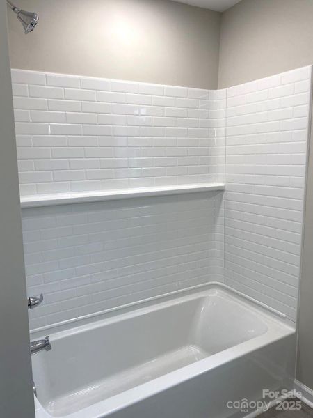 UPSTAIRS FULL BATHROOM