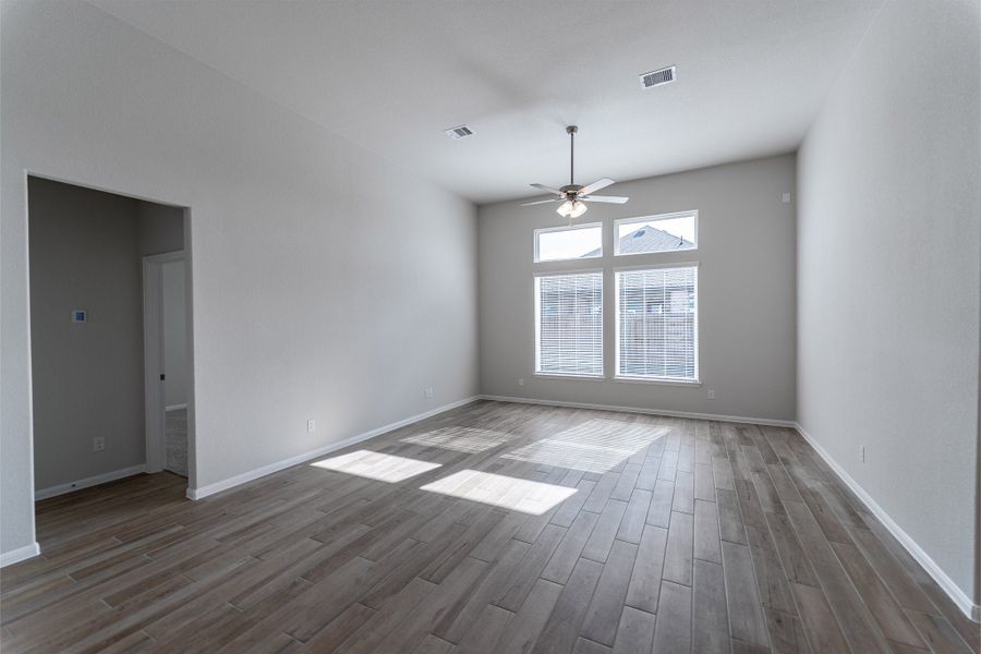 Spacious, unfurnished interior of a new home in Canterra Creek, Rosharon (Image 22).