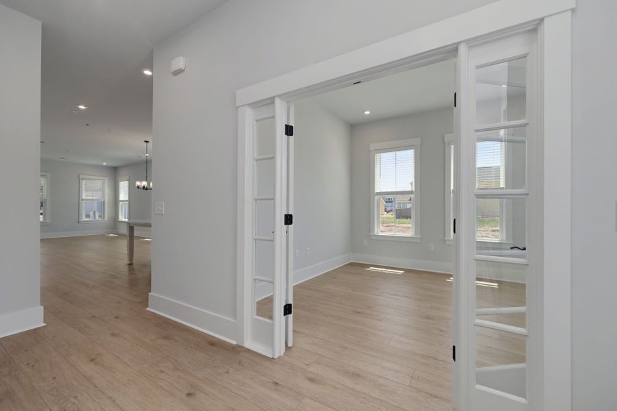 Spacious, unfurnished interior of a new home in SayeBrook, Myrtle Beach (Image 12).