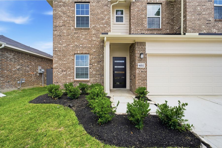 Exterior details and patio area of a home in Bay Creek, Baytown (Image 3).