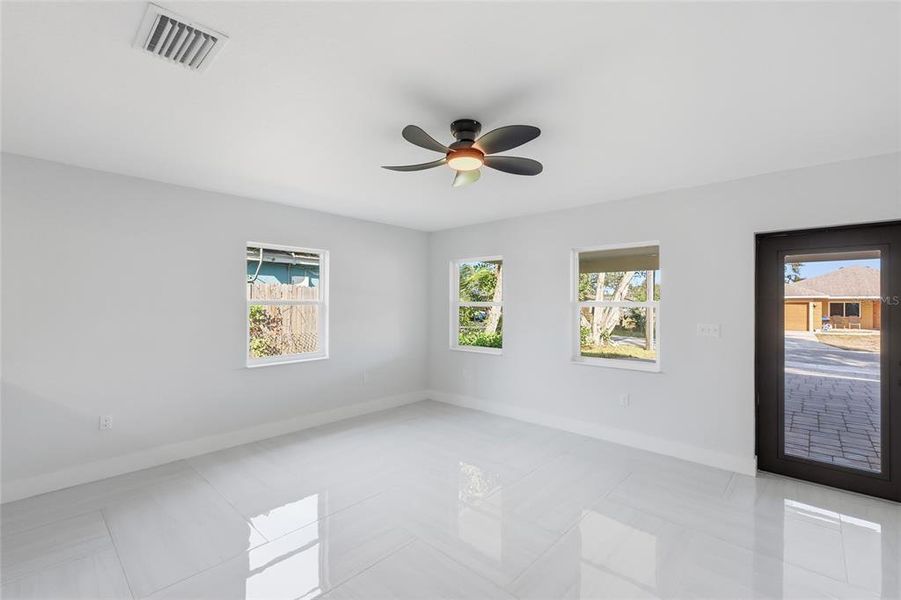 Spacious, unfurnished interior of a new home in , Palmetto (Image 10).