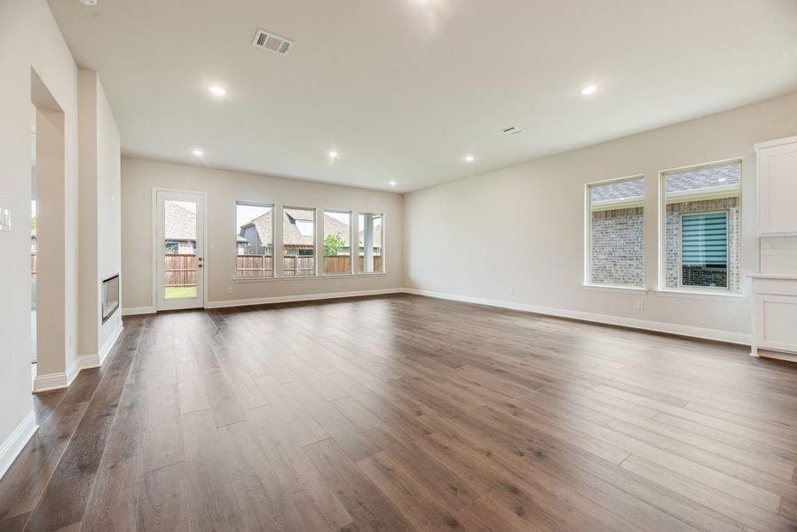 Spacious, unfurnished interior of a new home in Bayside, Rowlett (Image 16).