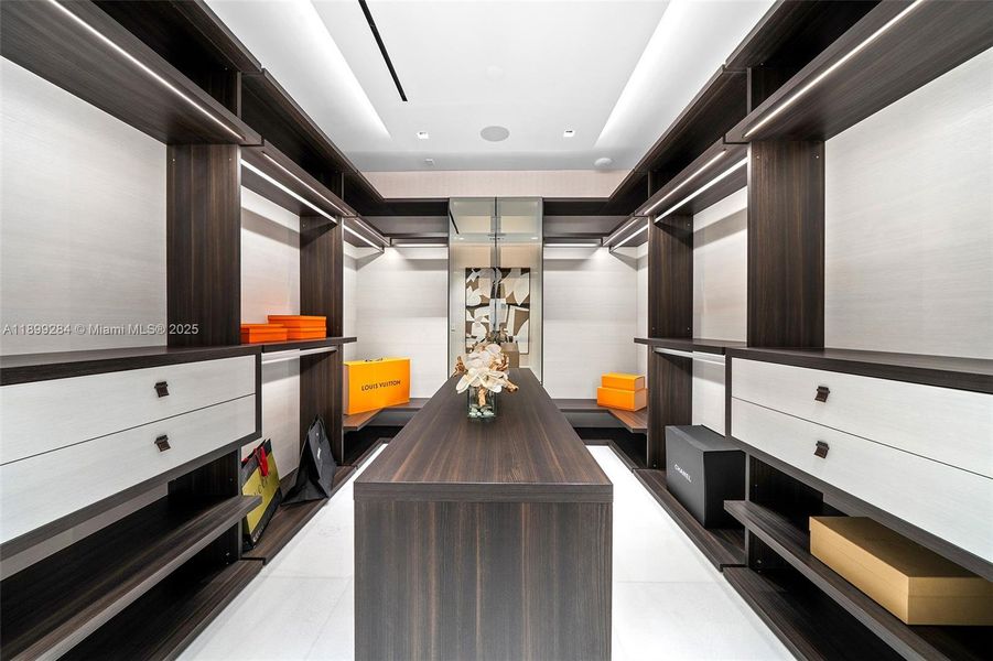 Master Walk-in-closet