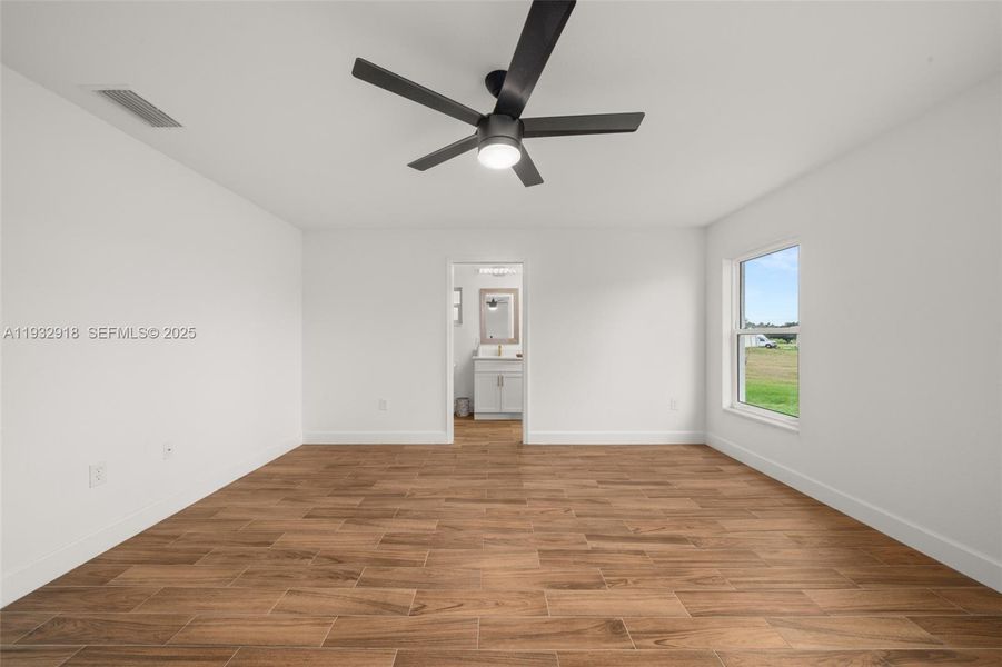 Spacious, unfurnished interior of a new home in , Sebring (Image 39).