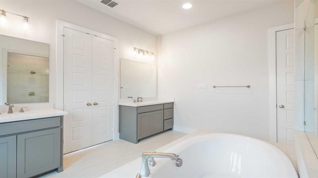 Furnished interior view inside a new home in Myrtle Creek 60', Waxahachie (Image 9).