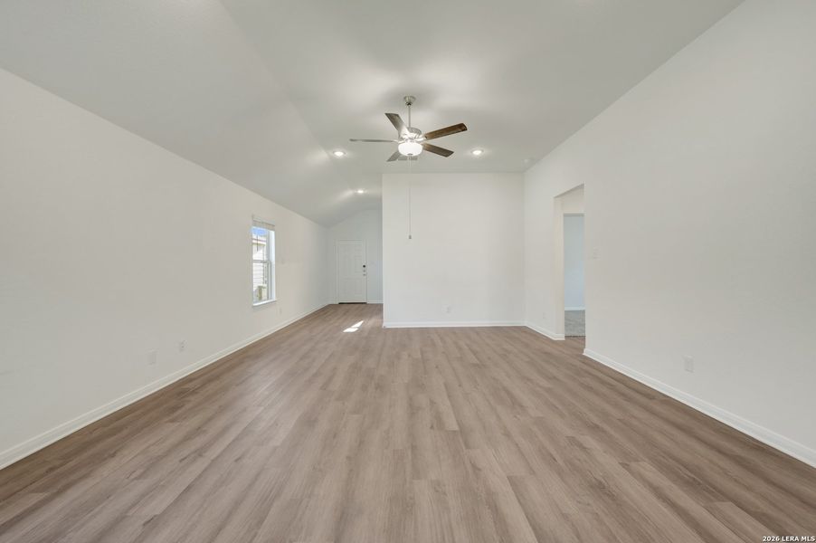 Spacious, unfurnished interior of a new home in Park Place, New Braunfels (Image 31).