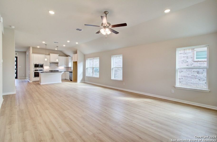 Spacious, unfurnished interior of a new home in Veranda, San Antonio (Image 14).
