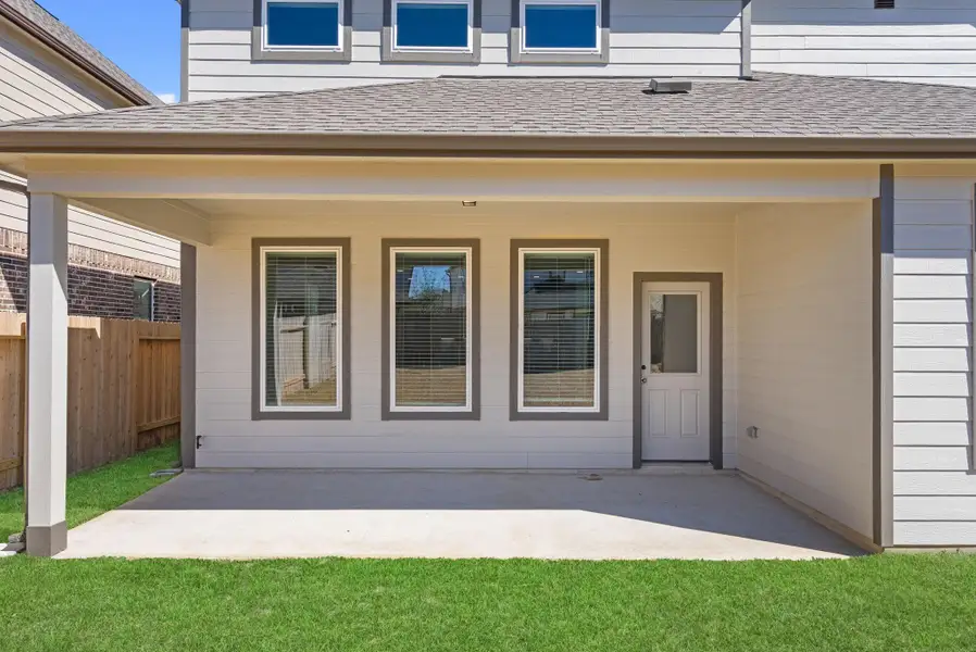 Exterior details and patio area of a home in Barton Creek Ranch, Conroe (Image 3).