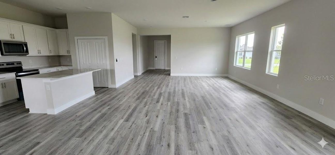 Spacious, unfurnished interior of a new home in , Port Charlotte (Image 8).