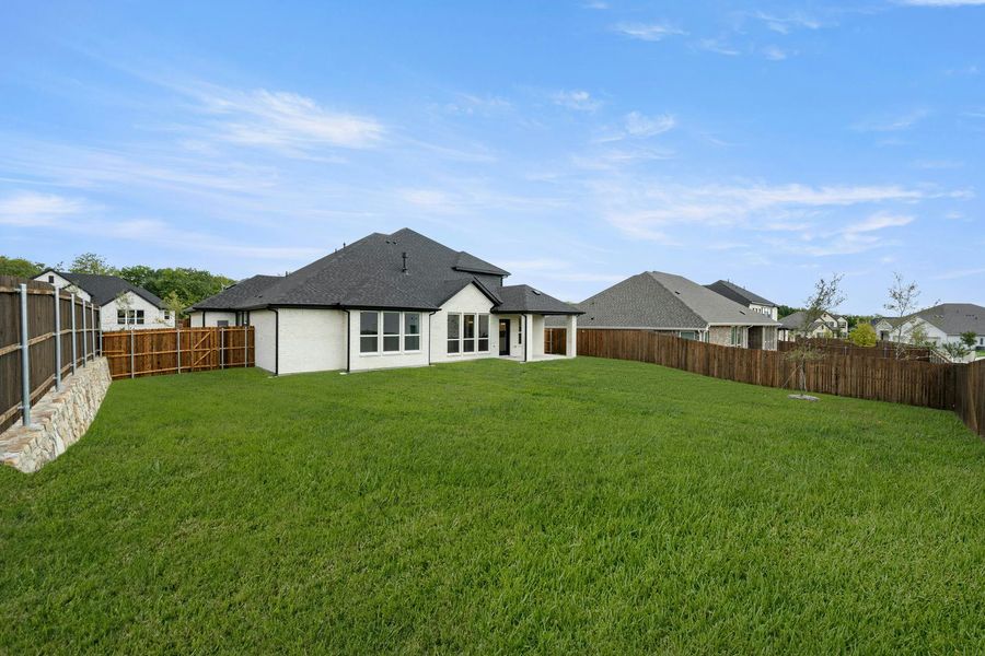 Exterior details and patio area of a home in Kentsdale Farms, DeSoto (Image 23).