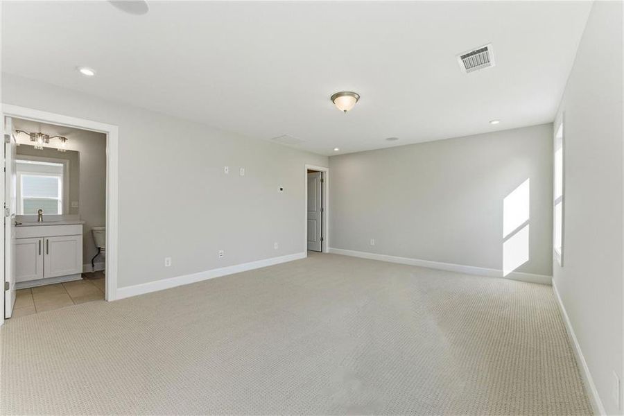 Spacious, unfurnished interior of a new home in Cresswind Georgia at Twin Lakes, Hoschton (Image 26).