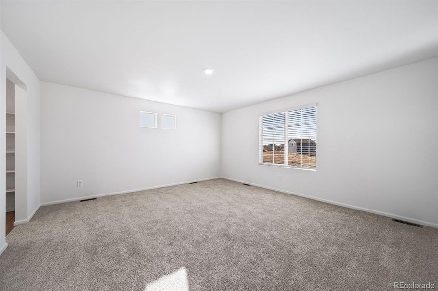 Spacious, unfurnished interior of a new home in , Aurora (Image 23).