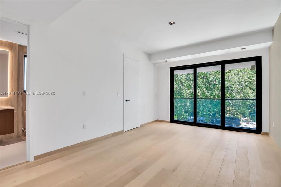 Spacious, unfurnished interior of a new home in , Miami (Image 55).