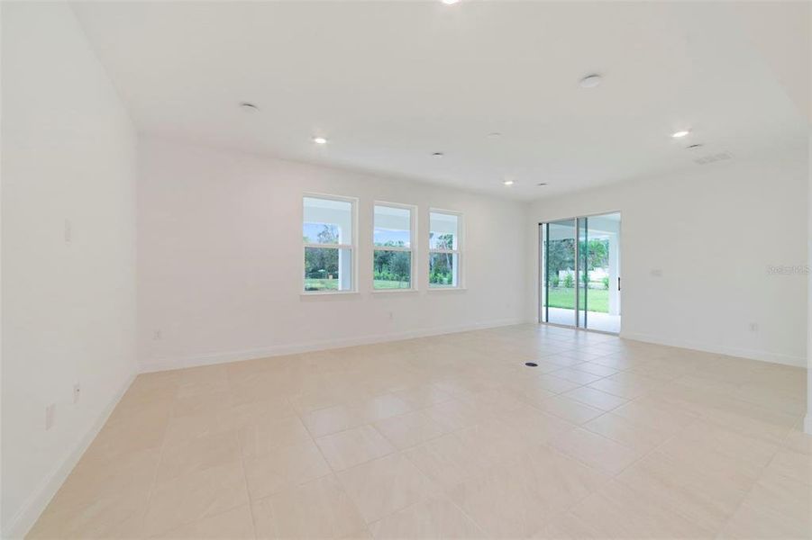 Spacious, unfurnished interior of a new home in Estates at Lake Jesup, Sanford (Image 20).