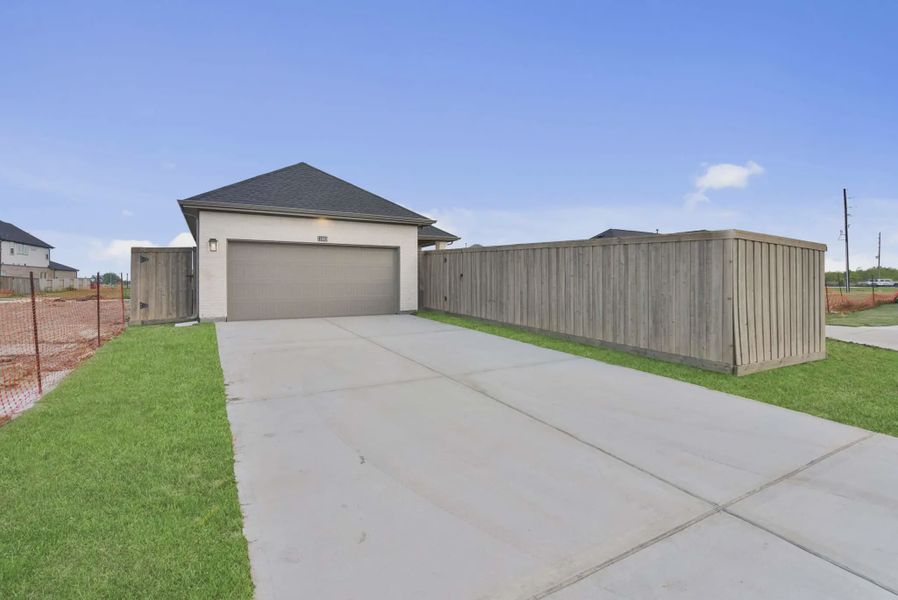 Image 19 representing the Oakmont by Chesmar Homes in Riceland Alley Loads, Mont Belvieu, TX.
