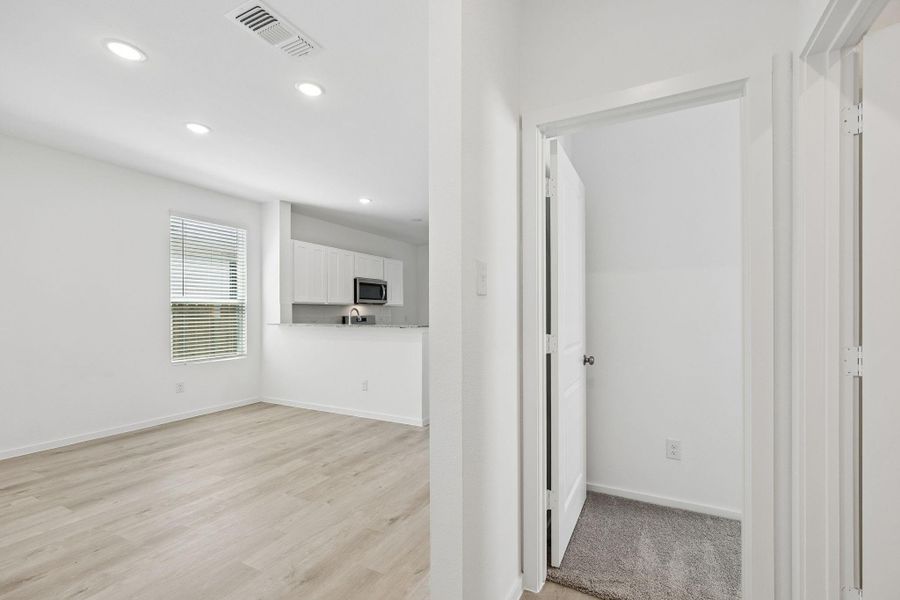 Spacious, unfurnished interior of a new home in Stokesbury, Waller (Image 22).