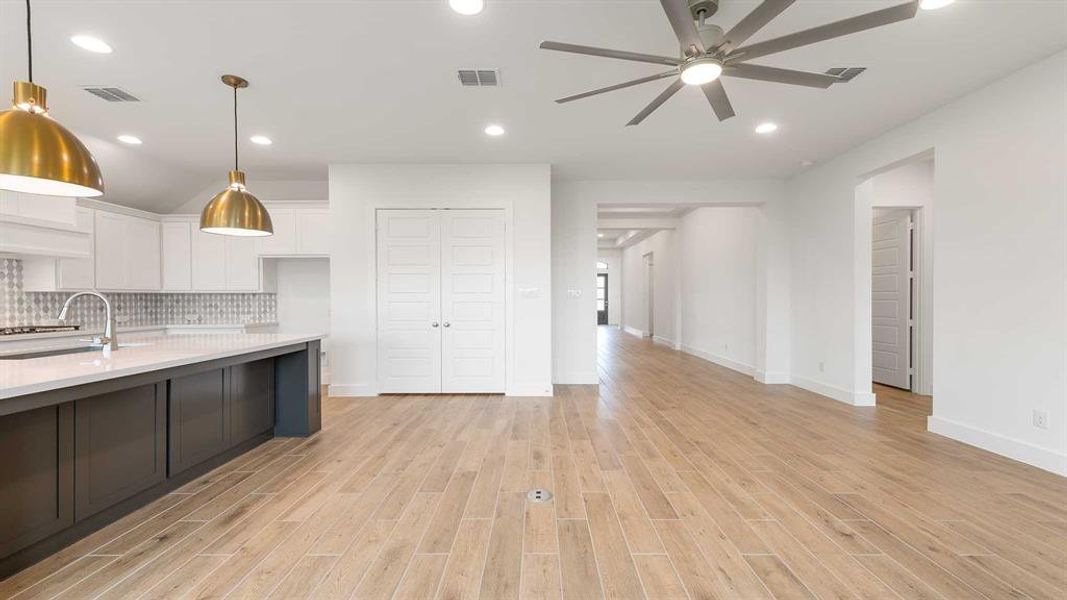 Spacious, unfurnished interior of a new home in Myrtle Creek 60', Waxahachie (Image 14).