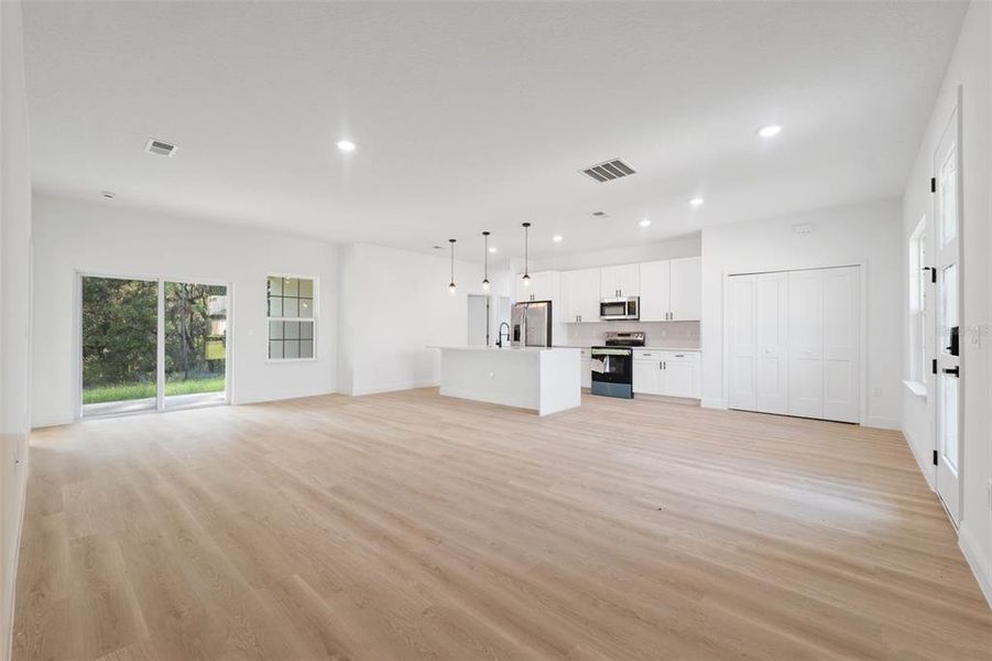 Spacious, unfurnished interior of a new home in , Ocala (Image 11).
