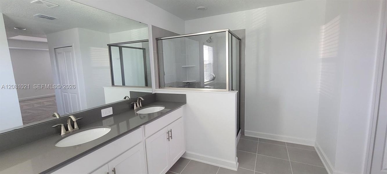 Furnished interior view inside a new home in , Orlando (Image 15).