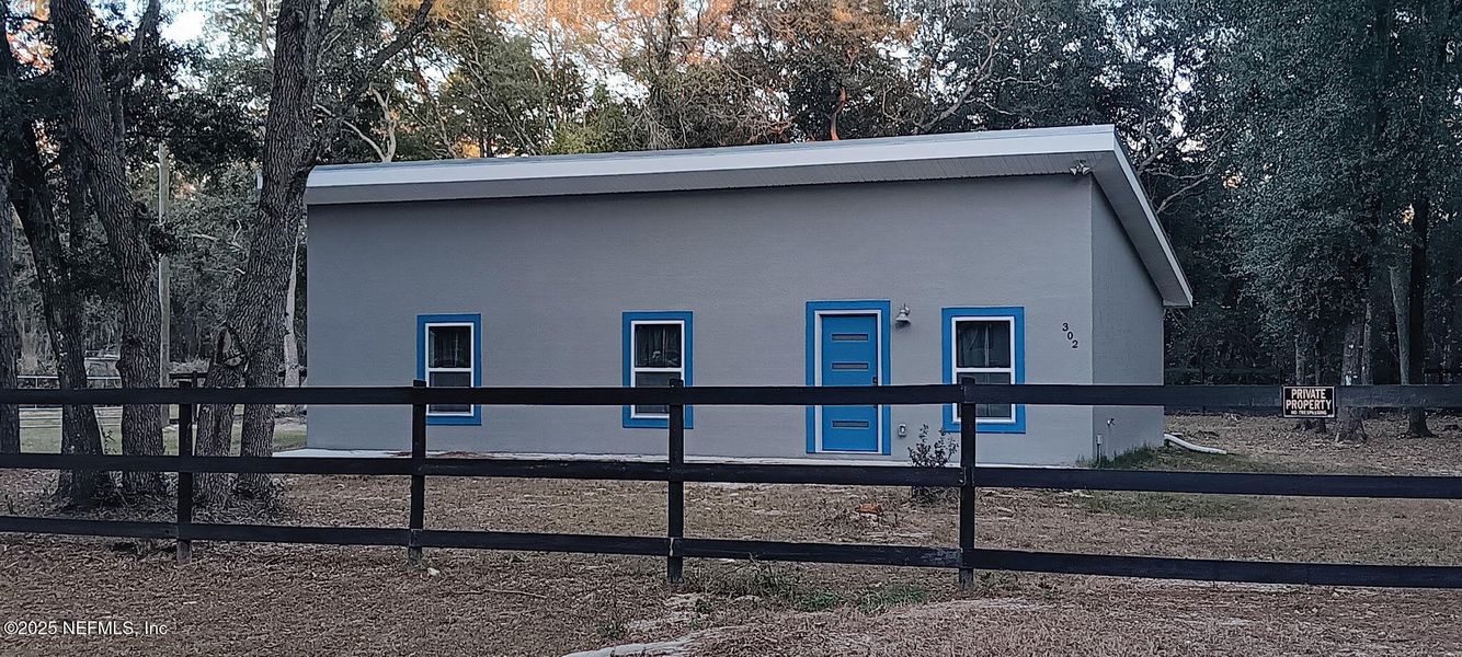 Exterior details and patio area of a home in , Interlachen (Image 19).