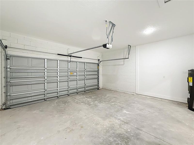 Spacious, unfurnished interior of a new home in , Ocala (Image 20).
