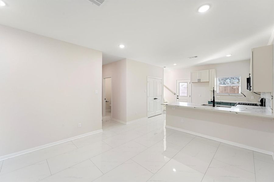 Spacious, unfurnished interior of a new home in , Houston (Image 16).