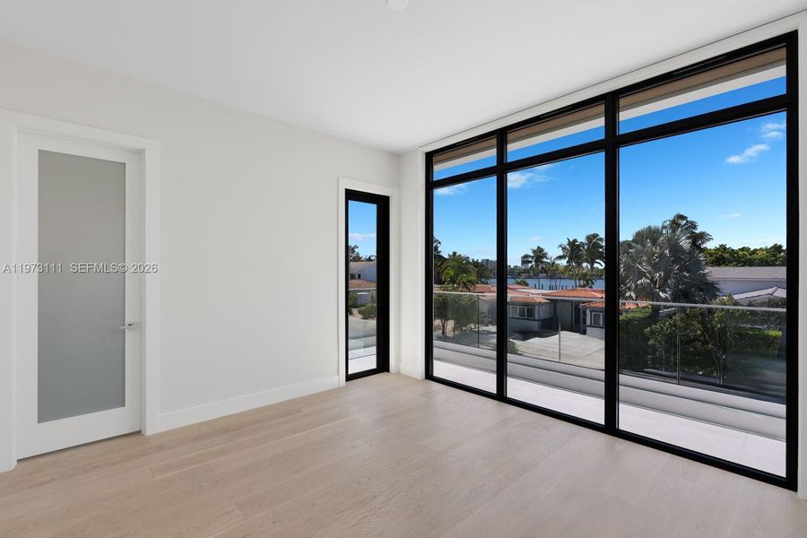 Spacious, unfurnished interior of a new home in , Miami Beach (Image 14).