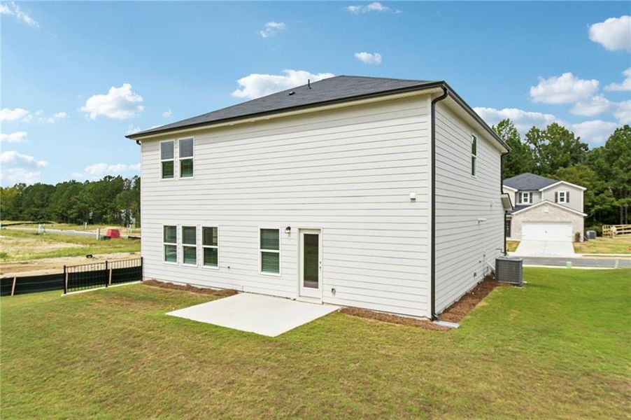 Exterior details and patio area of a home in Ivey Township, Dallas (Image 3).