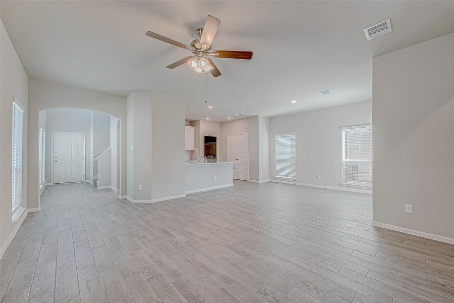 Spacious, unfurnished interior of a new home in Woodland Lakes, Houston (Image 31). Spacious, unfurnished interior of a new home in Woodland Lakes, Houston (Image 31).
