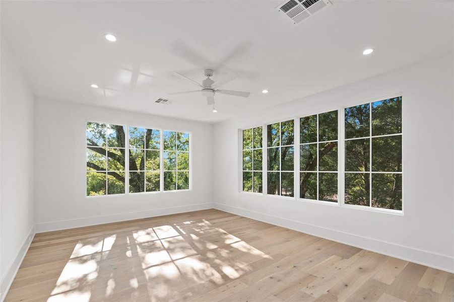 Spacious, unfurnished interior of a new home in , Malakoff (Image 22).