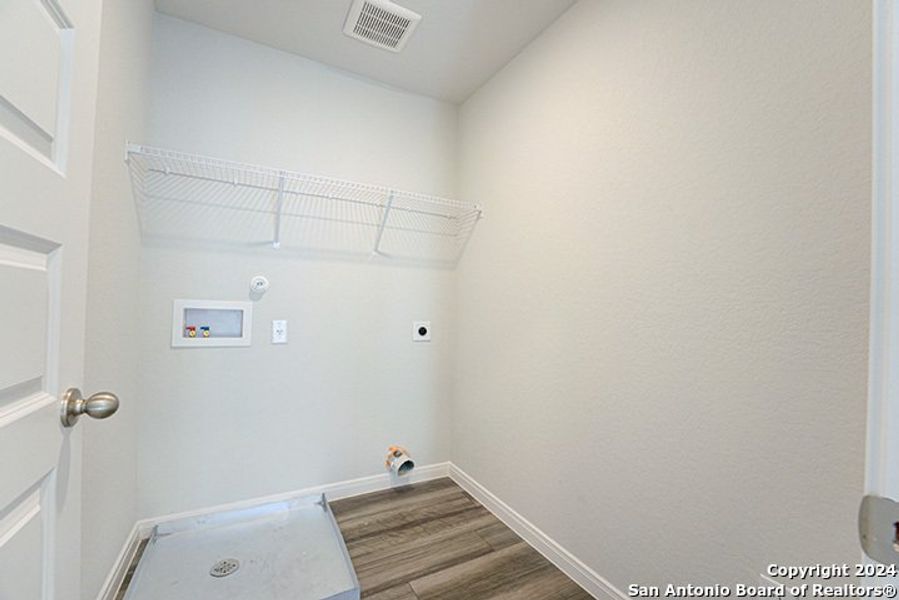 Spacious, unfurnished interior of a new home in Blue Ridge Ranch, San Antonio (Image 21).