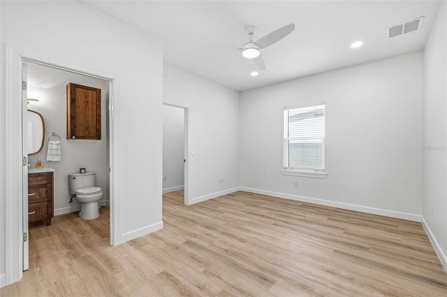 Spacious, unfurnished interior of a new home in , St. Petersburg (Image 27).