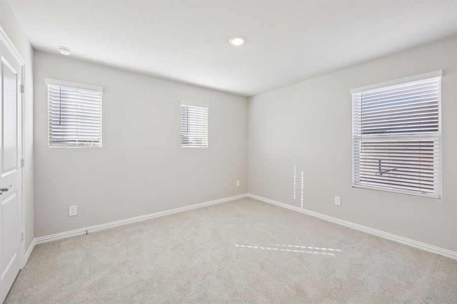 Spacious, unfurnished interior of a new home in Stonehaven, Seagoville (Image 25).